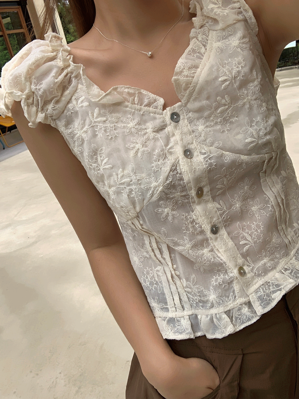 ♡휴양지룩 추천♡  flower lace sleeveless blouse